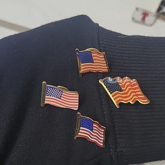 Set of Random metal pins - Picture 3 of 6